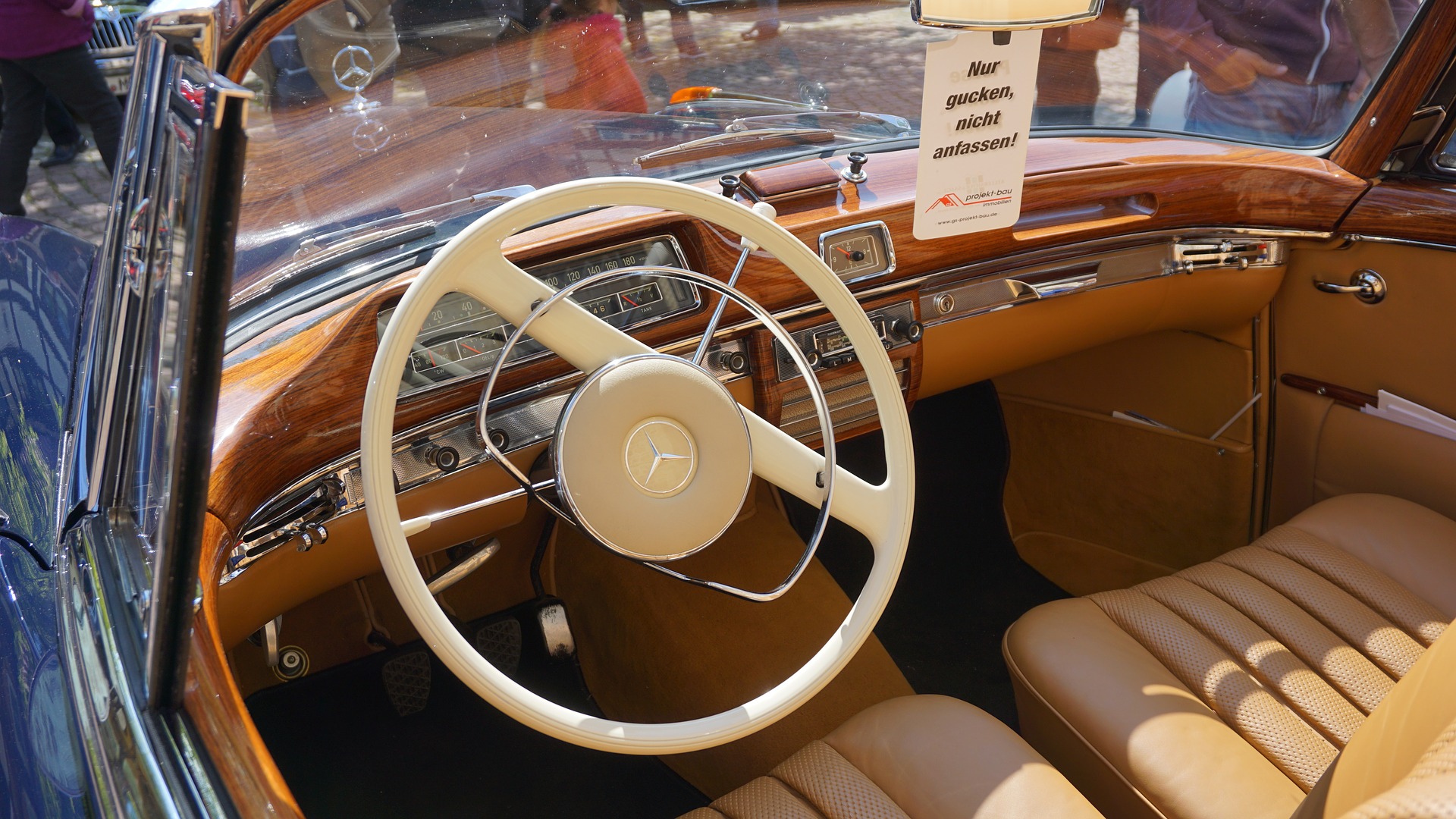 mercedes-benz-2541303_1920